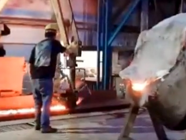 Мултифункционален манипулатор за леене пред фурната, приложим за леярската промишленост