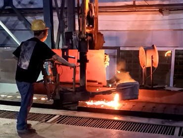 Манипулаторът има висока гъвкавост и може лесно да улови обекти