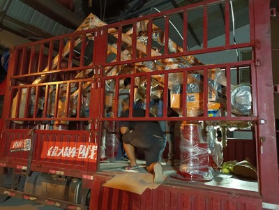 Двама манипулатори за изливане се зареждат